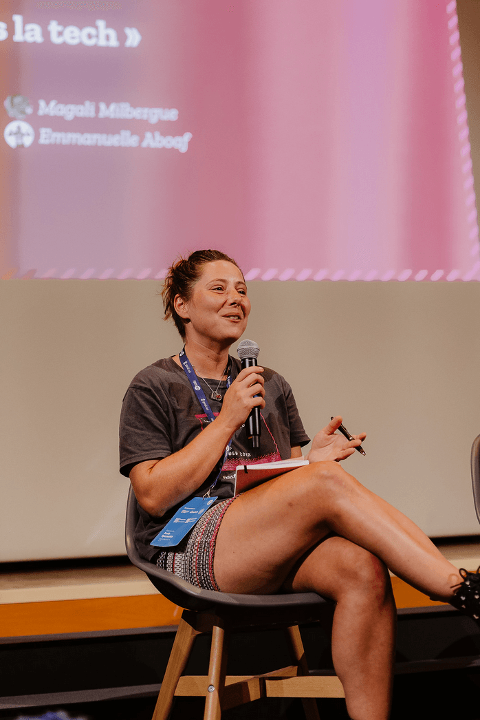 Anaïs Sparesotto sur scène lors d'une conférence Paris Web 2023
